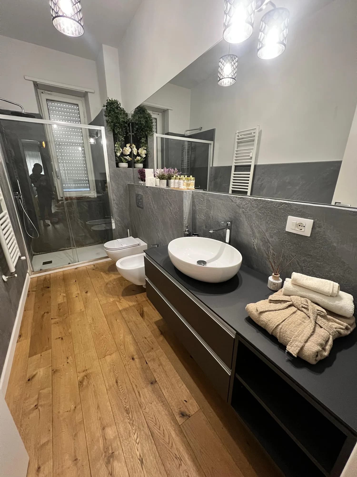 Bagno con doccia, bidet e mobile sospeso nell'appartamento vacanze Torino centro