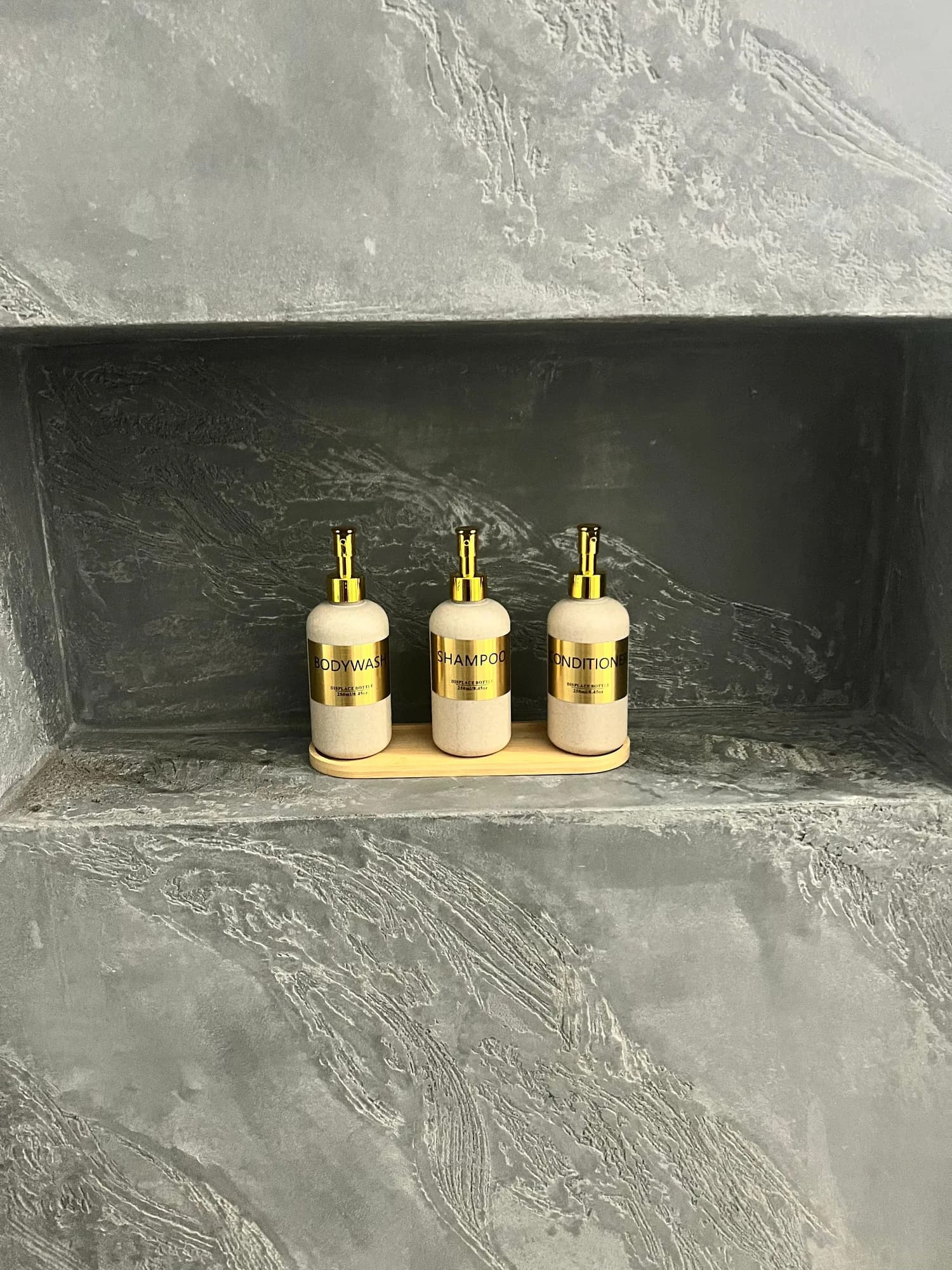 Nicchia della doccia con set di cortesia bodywash, shampoo e conditioner