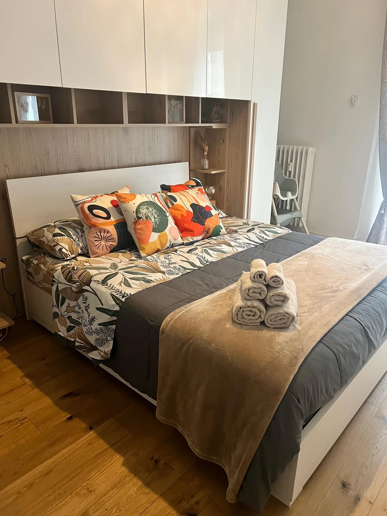 Camera da letto matrimoniale con armadiatura su misura nell'appartamento Glam Turin a Torino