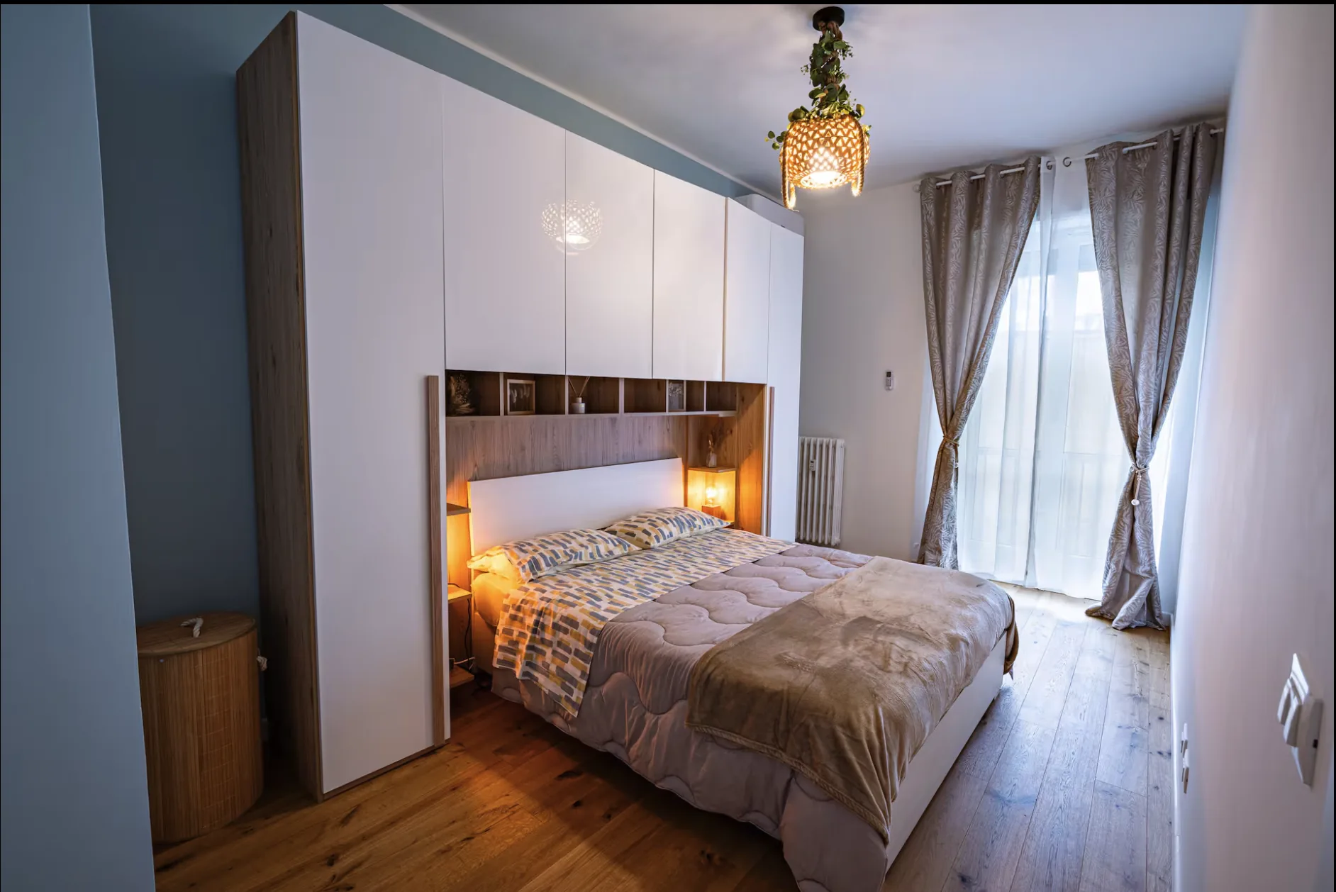 Vista d'insieme della camera da letto con accesso alla finestra, appartamento Glam Turin Torino