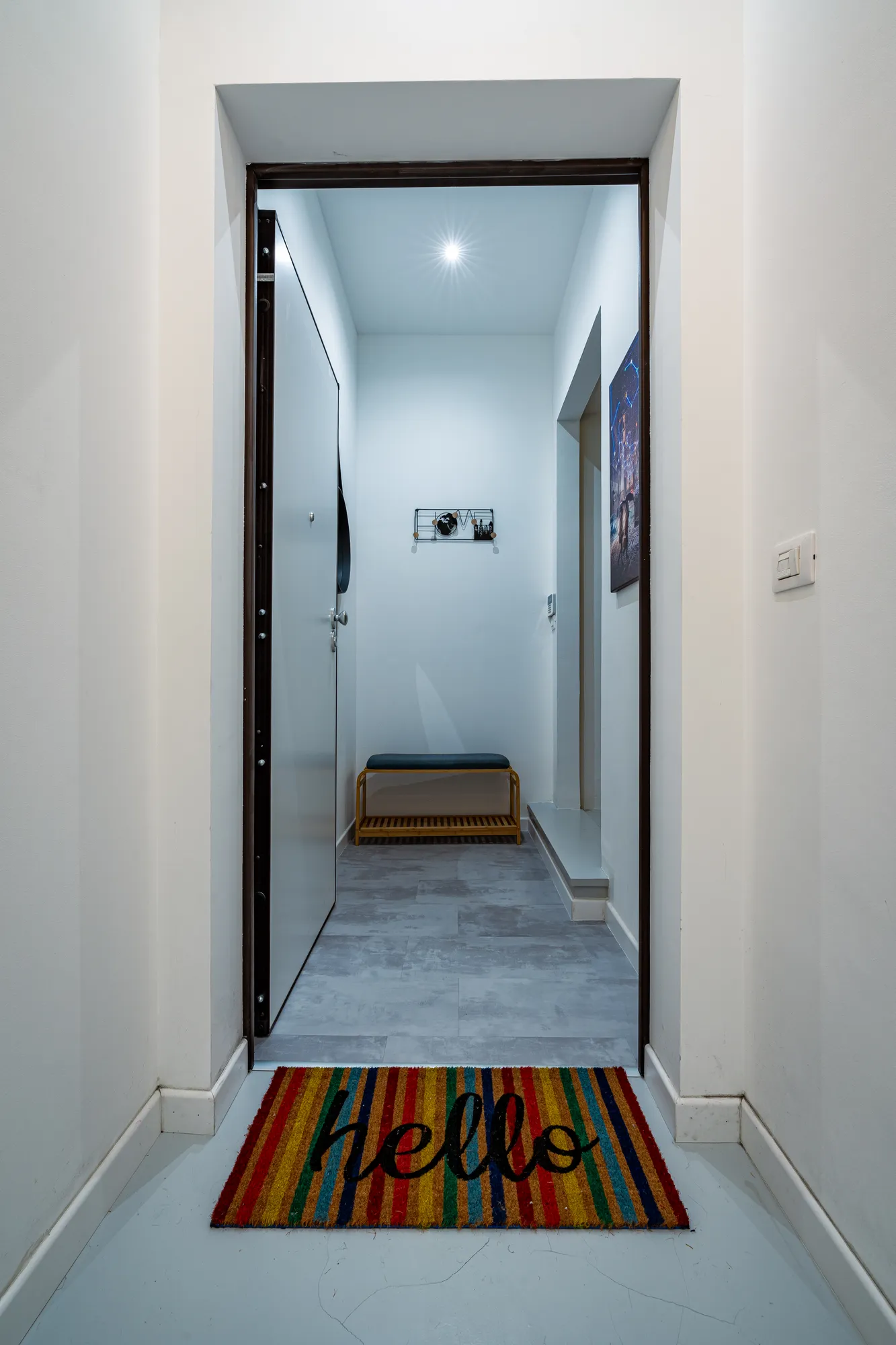 Porta d'ingresso del Glam Turin Apartment in Via Belfiore a Torino, con lo zerbino e il disimpegno d'ingresso