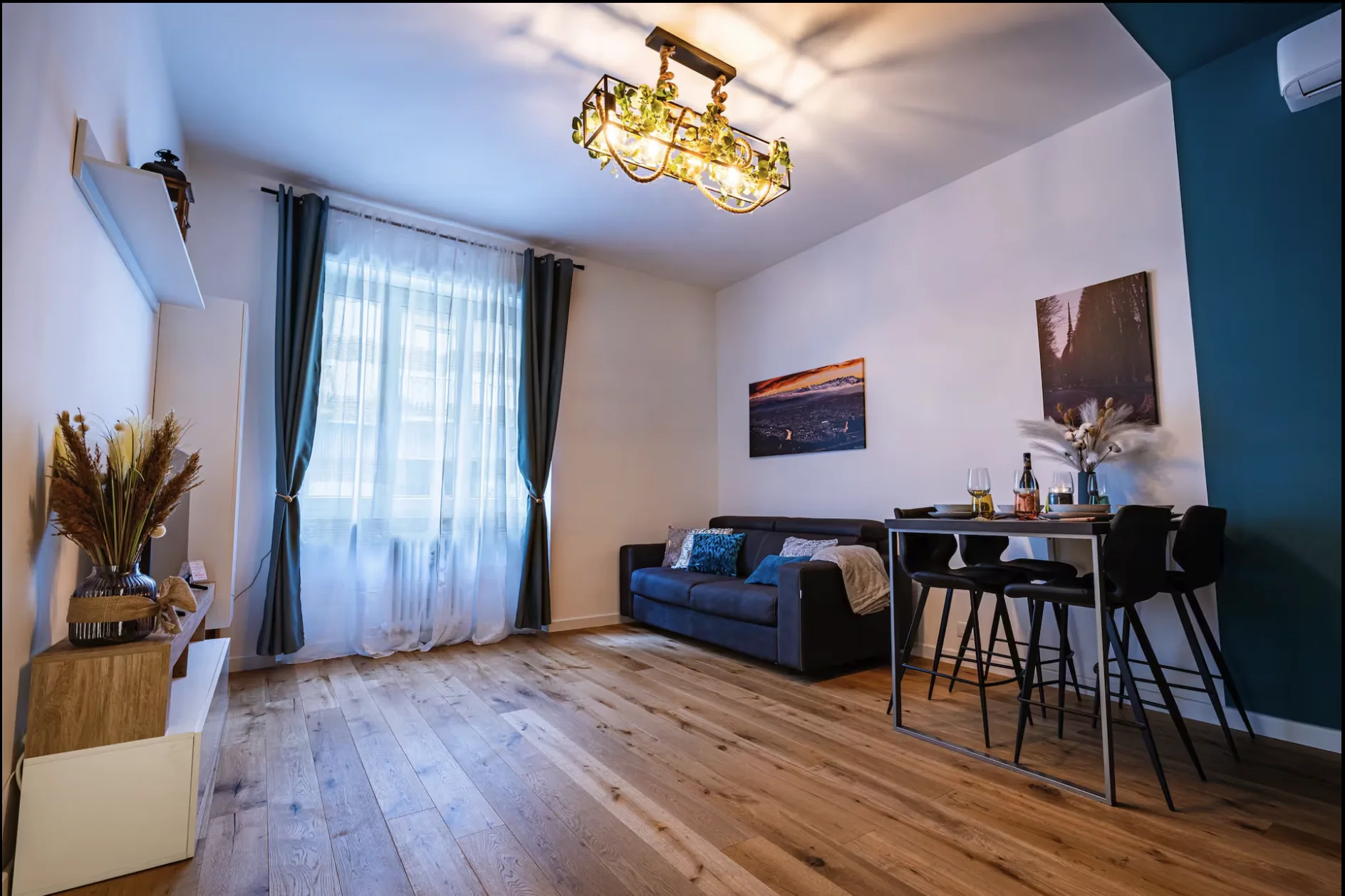 Soggiorno luminoso del Glam Turin Apartment, appartamento vacanze in Via Belfiore 61 nel quartiere San Salvario a Torino