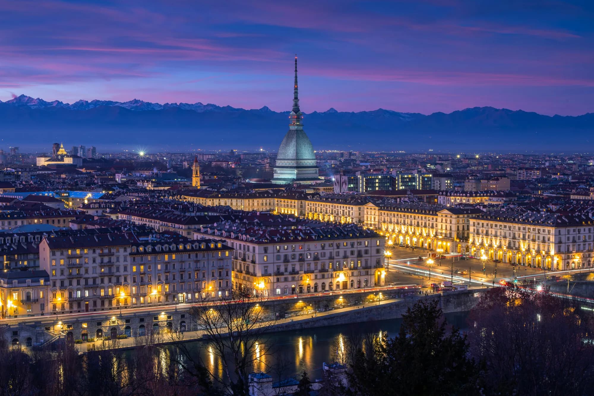 Panorama skyline di Torino al tramonto con vista sulle Alpi e la Mole